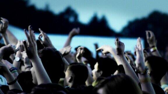在音乐会上举手示意