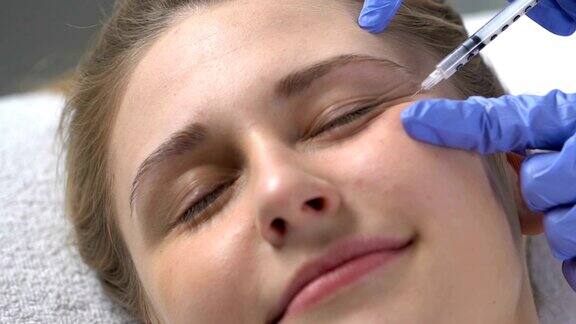美容专家注射填充女性眼部皱纹无痛肌肤年轻化