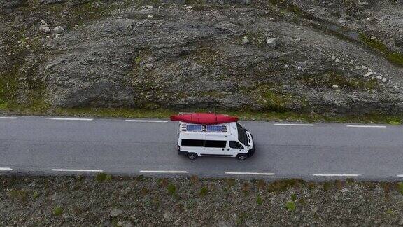 风景优美的鸟瞰露营车与红船在道路上通过挪威高地