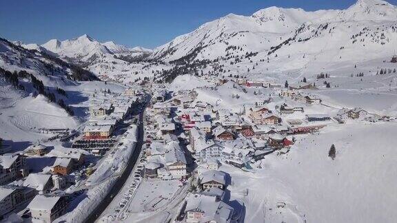 奥地利萨尔茨堡的奥伯陶恩滑雪村鸟瞰图从24帧提高到2.5倍