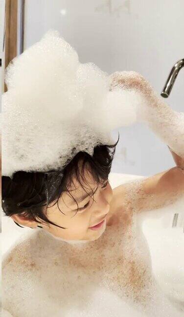 小男孩在玩肥皂泡