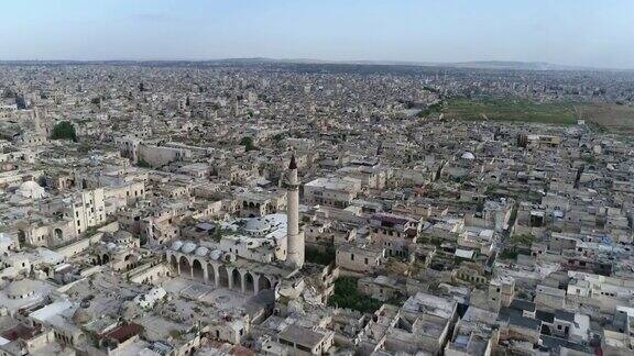 内战结束10年后叙利亚阿勒颇上空的鸟瞰图我们可以在4K的地平线上看到整个城市