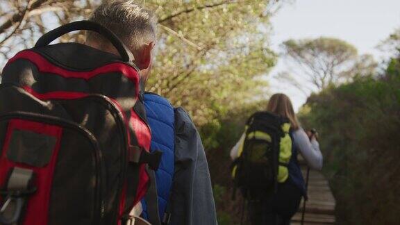 一对活跃的老年夫妇在森林里徒步旅行