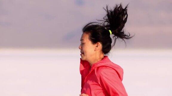 亚洲女人慢跑穿过博纳维尔盐滩