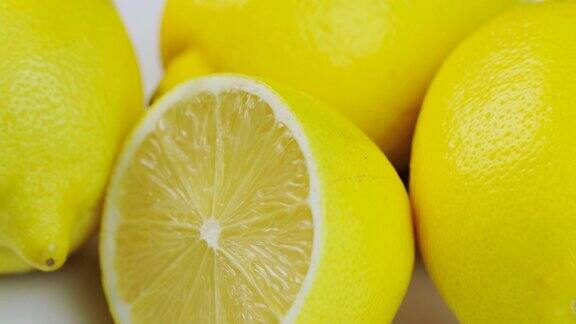 新鲜的柠檬在一个圆圈中旋转白色的背景和文字空间
