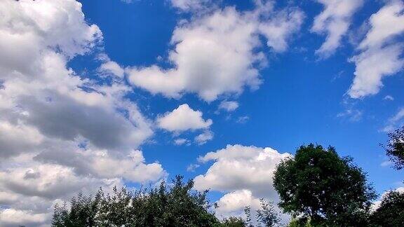 蓝色的天空和许多白云在夏天的背景