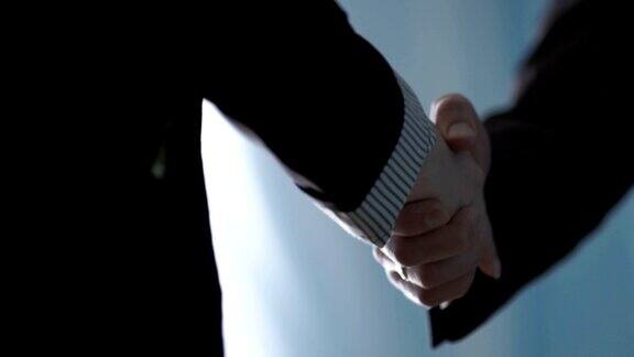 商务握手和商务人士的理念