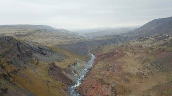 鸟瞰冰岛海弗斯山谷令人惊叹的超现实景观福萨河在河床上流动Landmannalaugar峡谷峡谷的鸟瞰图与绿色苔藓覆盖峡谷