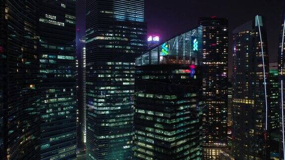 夜间照明新加坡市中心建筑前方航拍全景4k