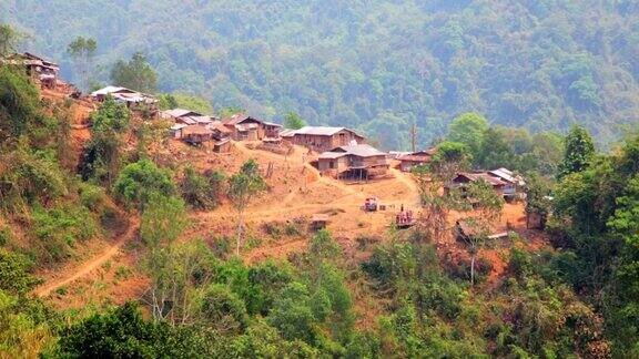 老挝蓬萨利山上的阿卡部落村庄