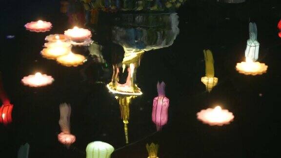 泰国寺庙里漂浮的蜡烛