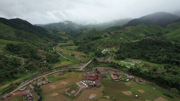 无人机鸟瞰图萨班村位于泰国南山谷中的城市