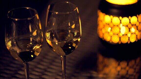 两个白葡萄酒酒杯和灯笼桌上点着蜡烛
