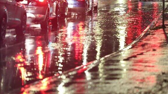 繁忙的雨中交通