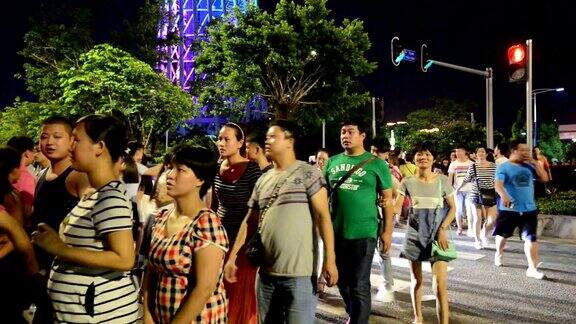 行人在广州市街道斑马线上行走实时拍摄
