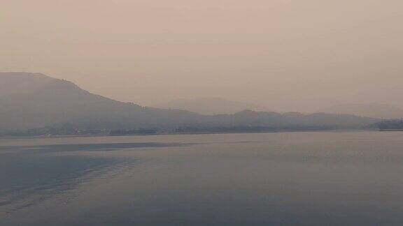 在Dimna湖附近(JamshedpurJharkhand印度)美丽的山景与水的倒影高清视频