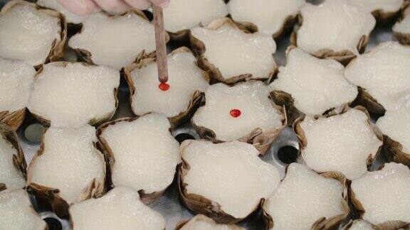 在糯米制成的中国甜食上涂上红色的斑点