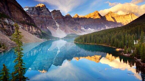 加拿大班夫国家公园日出时的冰碛湖
