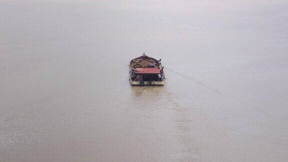 在河上运输疏浚砂的驳船的后视图