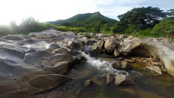 天然水中的岩石溪流