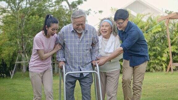 老人用移动步行者与幸福的家庭慢镜头