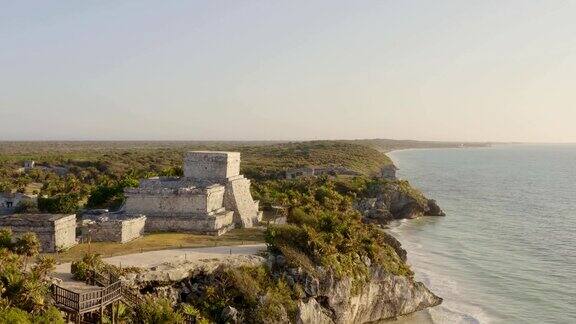 令人惊叹的无人机拍摄的图伦姆废墟在海边墨西哥图卢姆遗址考古区ElCastillo
