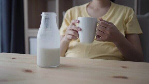 孕妇在客厅喝牛奶