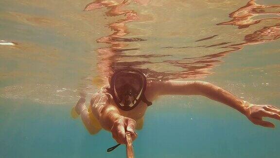 一名男性潜水员在水下对着相机自拍水下浅水拍摄