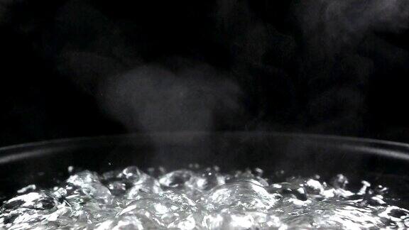 在电炉上加热沸水在涂层锅上产生气泡和蒸汽