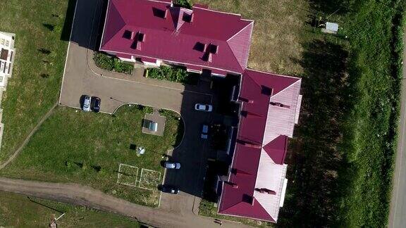 鸟瞰图庭院之间的红屋顶房子