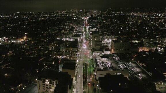 航拍:在洛杉矶好莱坞的威尔希尔大道上可以看到街道和城市交通信号灯