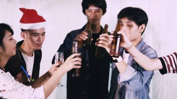 一群亚洲朋友在聚会上喝含酒精的啤酒年轻人在酒吧喝鸡尾酒