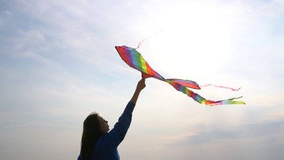 在阳光灿烂的天空下女孩手里拿着风筝
