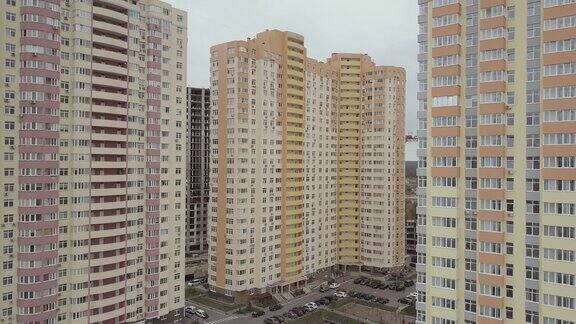鸟瞰图城市中新建的高层公寓楼的综合体照相机上升