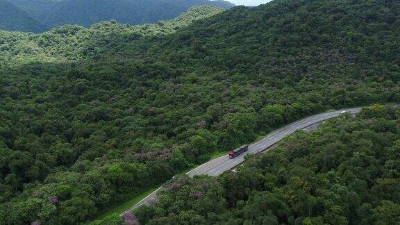 巴西大西洋森林生物群系里吉斯·比腾古公路鸟瞰图主题视频收藏
