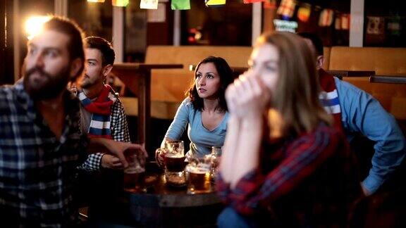 一群朋友在酒吧看体育比赛