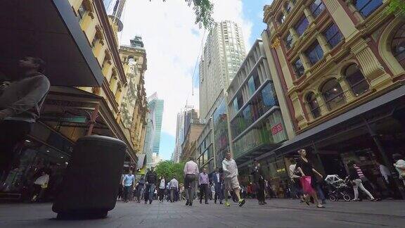 在悉尼皮特街购物中心散步的人群的时间流逝