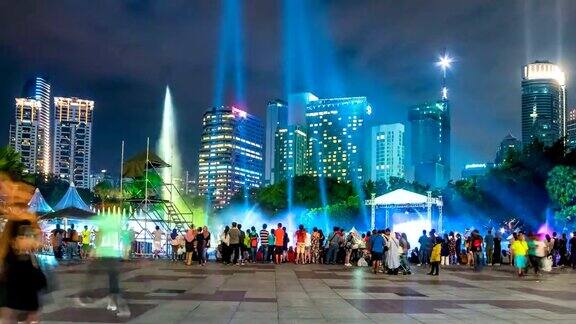 在马来西亚的吉隆坡很多人在摩天大楼的背景上观看激光秀2017年8月