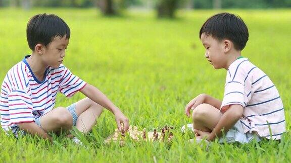 孩子们在公园里下棋