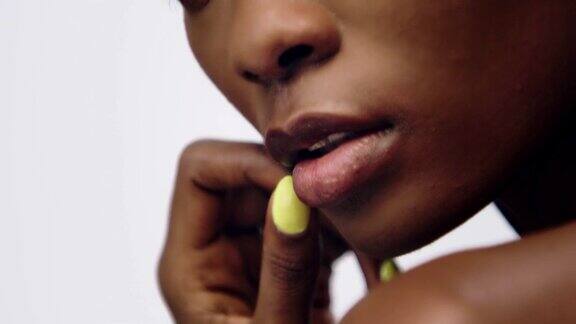 诱人的非洲民族妇女面部皮肤护理光滑的皮肤