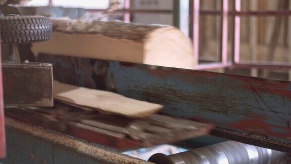 在锯木厂的木工机器上切割的木板