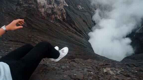 印度尼西亚爪哇岛上的布罗莫活火山一个家伙坐在火山口的边缘