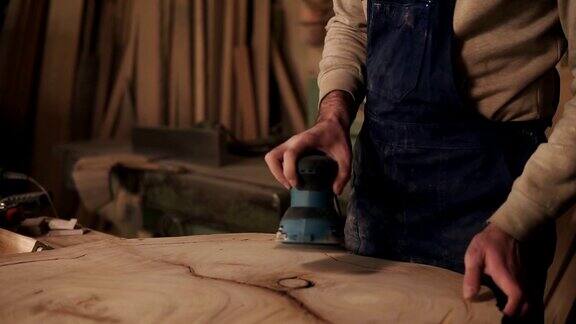 木工打磨完木块关掉磨床检查表面是否粗糙