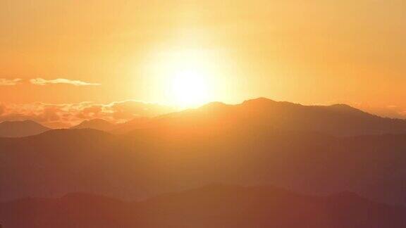 戏剧性的日出和雾蒙蒙的山丘