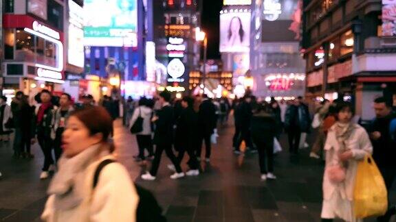 晚上大阪大街和日本拥挤的商店