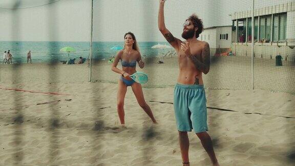 朋友们玩沙滩网球玩得很开心