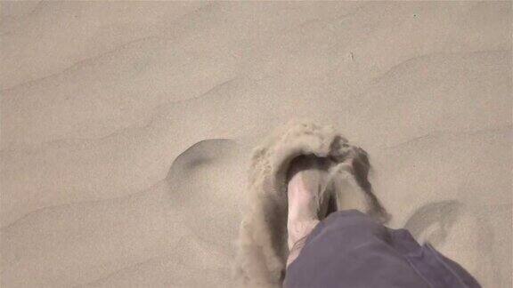 两段人在沙滩上行走的视频真正的慢镜头