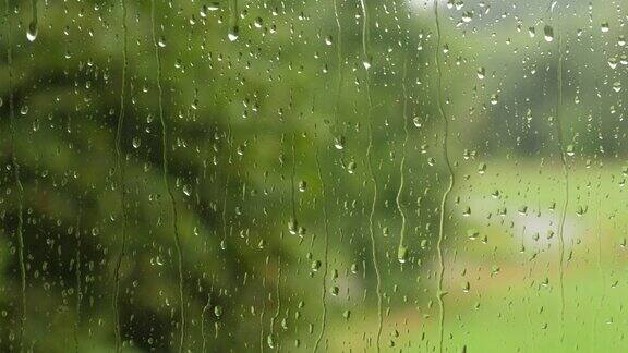 雨滴落在玻璃上夏雨雨点顺着窗户滑下来窗外的雨糟糕的天气平静放松冥想平和的背景阴雨天气秋天抑郁悲伤孤独