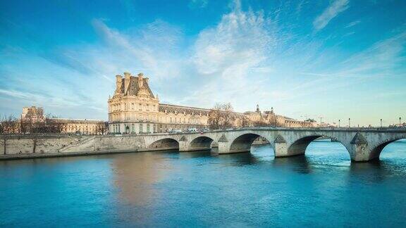 法国傍晚晴朗的天空巴黎塞纳河旋转木马桥卢浮宫全景4k时间流逝