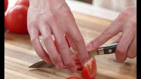 在木板上切番茄